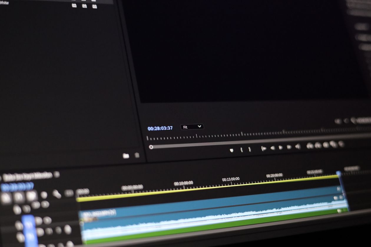 Ordenador con un programa de edición de vídeo profesional abierto, mostrando la línea de tiempo y el color de una escena